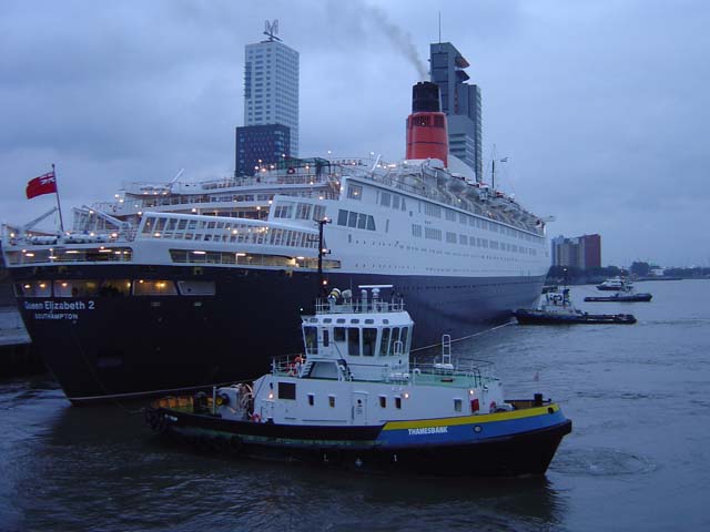 Cruiseschip ms Queen Elizabeth II van Cunard Line aan de Cruise Terminal Rotterdam